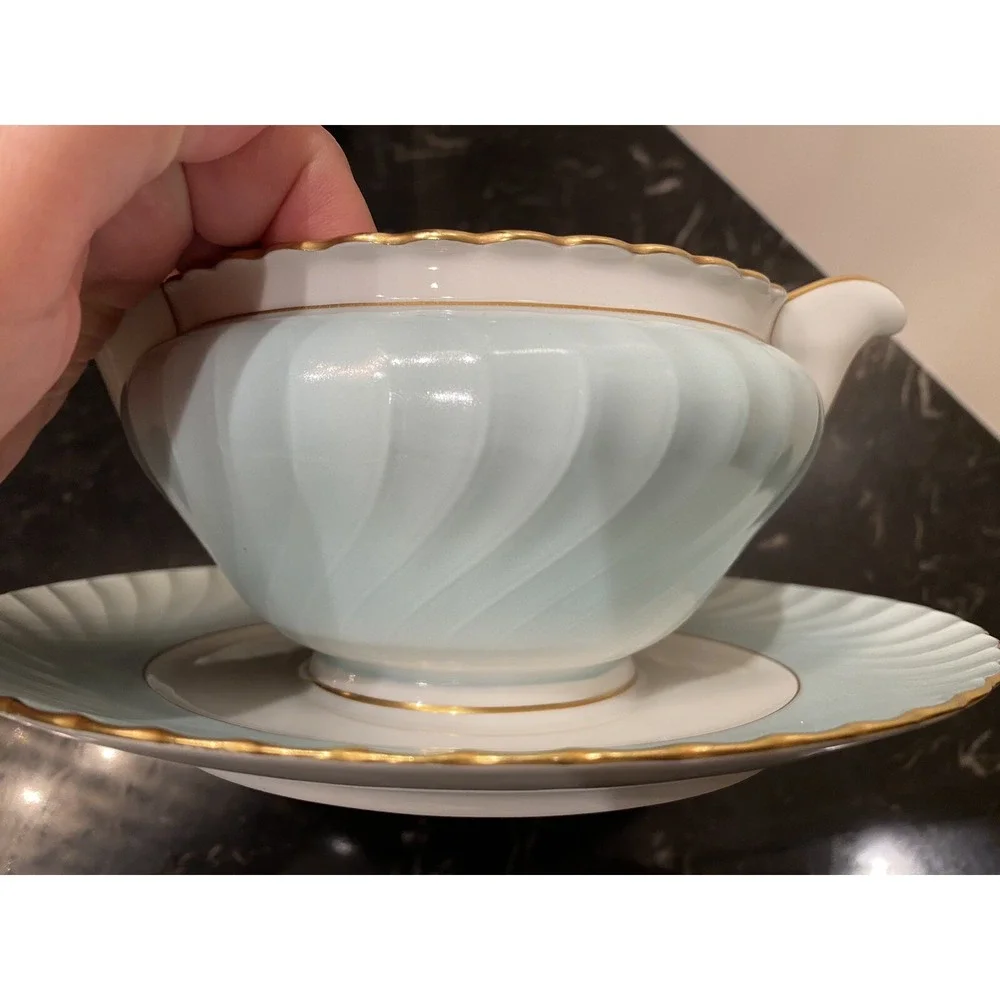 Royal Bayreuth Swirl China Bavaria Gravy Boat Artached Saucer 8.5